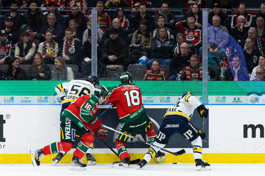 Frölundas Otto Stenberg och David Edstrom mot HV71s