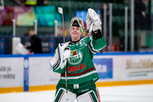 Rögles målvakt Calle Clang jublar