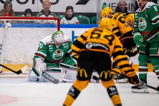 Skellefteås Rickard Hugg  framför Rögles målvakt Calle