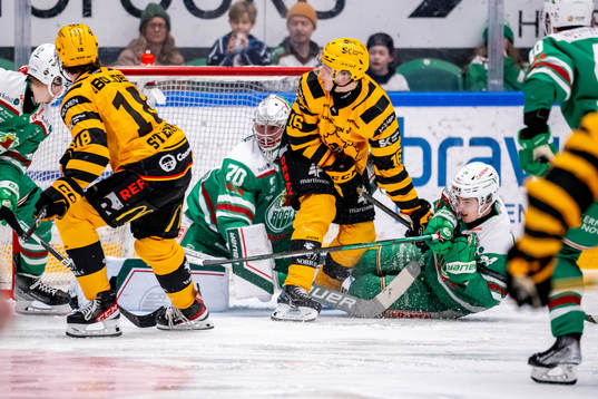 Skellefteås Linus Lindström kamp med Rögles Marco Kasper