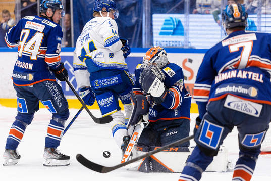 Leksands Carter Ashton oroar framför Växjös målvakt