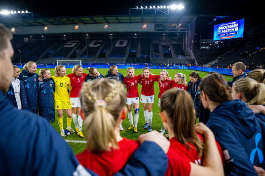 Sara Hørte, Emilie Marie Joramo, goalkeeper Sunniva Skoglund, Guro Bergsvand, Malin Brenn, Emma Stølen Godø, Emilie Nautnes, players and staff of Norway gather in a circle