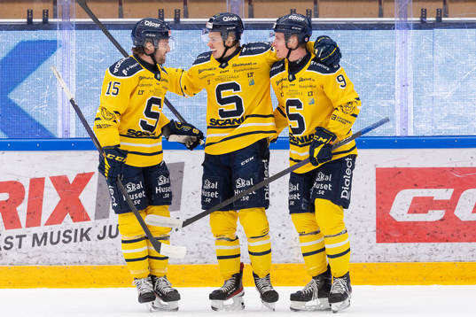 Södertäljes Albert Sjöberg jublar med Albin Carlson och