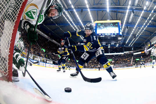 Färjestads Axel Bergkvist och HV71s Andy Miele framför