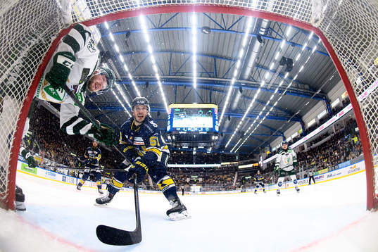 Färjestads Axel Bergkvist och HV71s Andy Miele framför