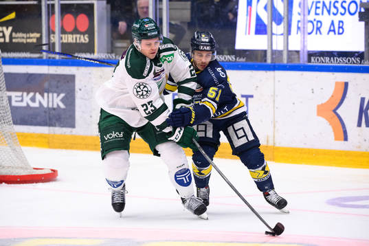 Färjestads Ville Pokka och HV71s Andy Miele