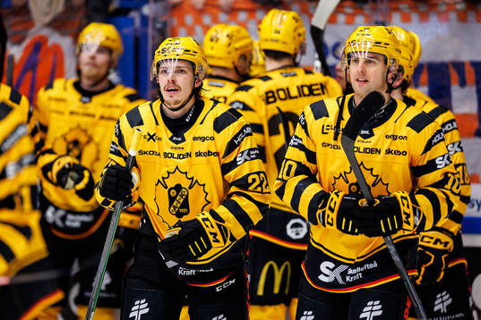 Skellefteås Jonathan Johnsson och Joakim Lindström jublar