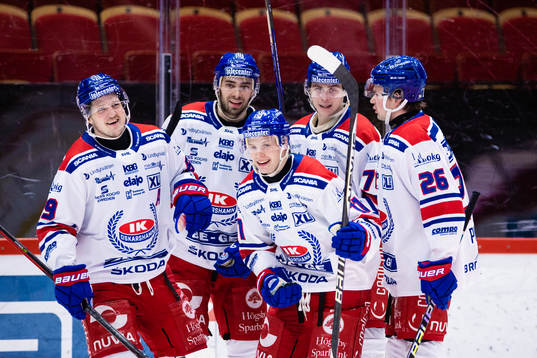 Oskarshamns Antti Suomela (m) jublar med Patrik Karlkvist