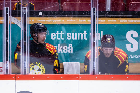 Brynäs David Sklenicka och Oscar Eklind sitter utvisade