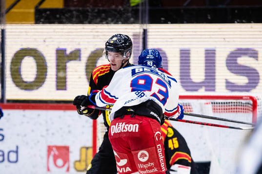 Brynäs David Sklenicka och Oskarshamns Cameron Brace i ett