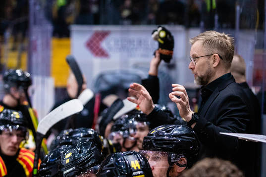 Brynäs tränare Mikko Manner i en timeout