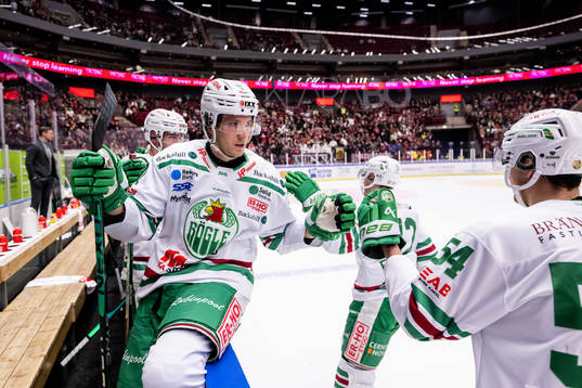 Rögles Adam Tambellini och William Wallinder jublar