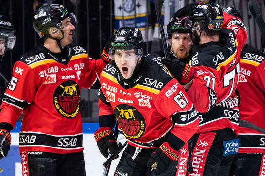 Luleås Konstantin Komarek jublar med lagkamrater