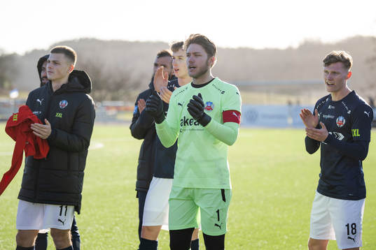 Helsingborgs Erik Ring, målvakt Kalle Joelsson  och Anton Nilsson tackar publiken