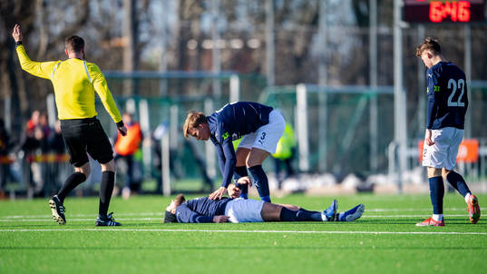 Domare Andreas Ekberg signalerar för medicinsk hjälp för