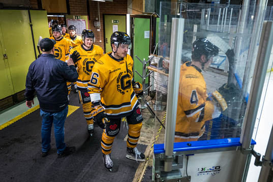 Glimma HKs Oscar Alricsson gör high five med materialare