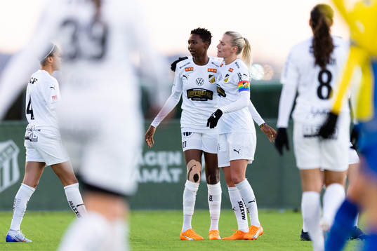 Häckens Aisha Ahmed Abdulle jublar ihop med Josefine