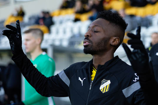 Häckens Blair Sebastian Turgott innan fotbollsmatchen i Svenska Cupen mellan Häcken och Jönköpings Södra den 18 februari 2023 i Göteborg. 