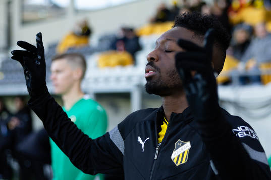 Häckens Blair Sebastian Turgott innan fotbollsmatchen i Svenska Cupen mellan Häcken och Jönköpings Södra den 18 februari 2023 i Göteborg. 