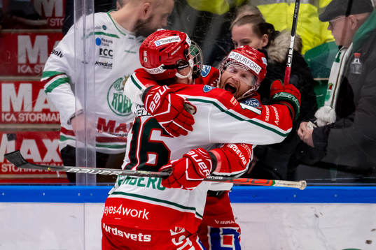 Frölundas Otto Stenberg och Ryan Lasch jublar