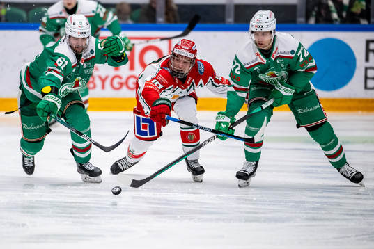 Rögles Ludvig Larsson,Daniel Zaar ikamp med Frölundas