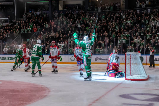 Rögles Adam Tambellini jublar