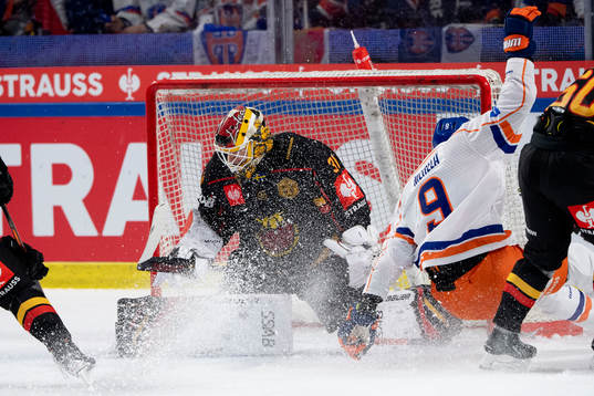 Luleås goalie Matteus Ward and Tapparas Waltteri Merelä