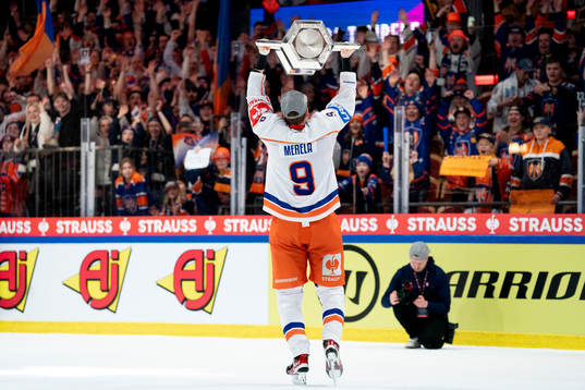 Tapparas Waltteri Merelä with the trophy