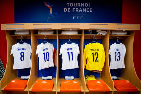 The kits of Vilde Bøe Risa, Thea Bjelde, Guro Reiten,