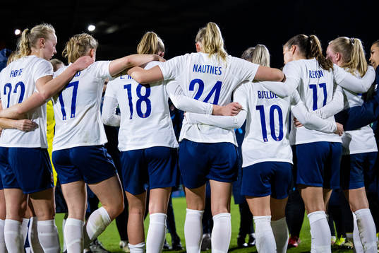 Sara Hørte, Julie Blakstad, Frida Maanum, Emilie Nautnes, Thea Bjelde, Guro Reiten and players of Norway gather in a circle