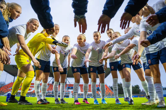 Guro Bergsvand, Maria Thorisdottir, Thea Sørbo, Emma Stølen Godø, Julie Blakstad and players of Norway gather in a circle ahead of the international friendly football match between Denmark and Norway on February 18, 2023 in Laval. 