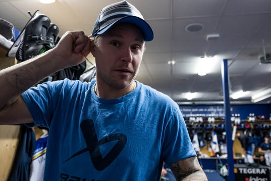 Leksands Jonas Ahnelöv innan ishockeymatchen i SHL mellan