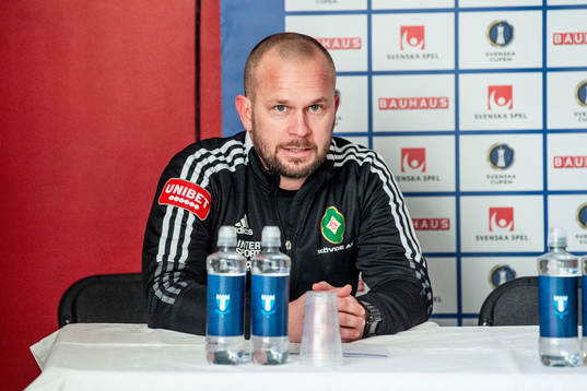 Skövde AIKs tränare Tobias Linderoth på en presskonferens