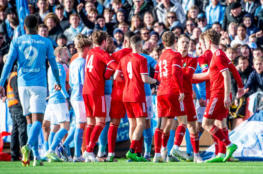Upprörda känslor bland Malmö FFs och Skövde AIKs spelare som resulterar i att Skövde AIKs Hampus Söderström får rött kort