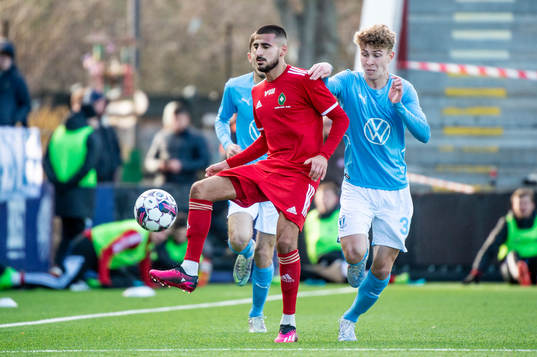 Skövde AIKs Elmar Abraham mot Malmö FFs Hugo Bolin