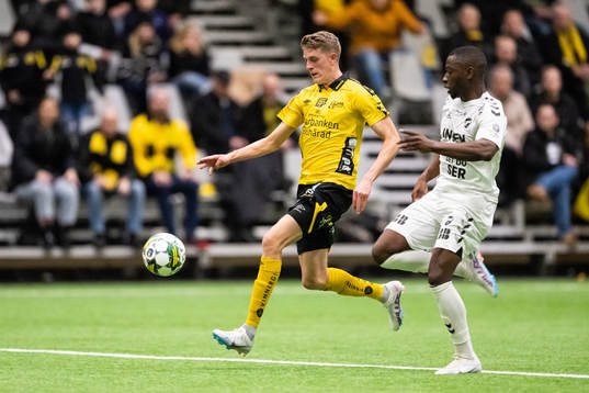Elfsborgs Alexander Bernhardsson och Odds Solomon Owusu