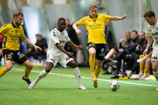 Elfsborgs Jack Cooper-Love och Jeppe Møldrup Okkels i kamp med Odds Solomon Owusu och Espen Ruud