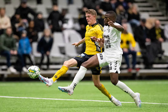 Elfsborgs Alexander Bernhardsson och Odds Solomon Owusu