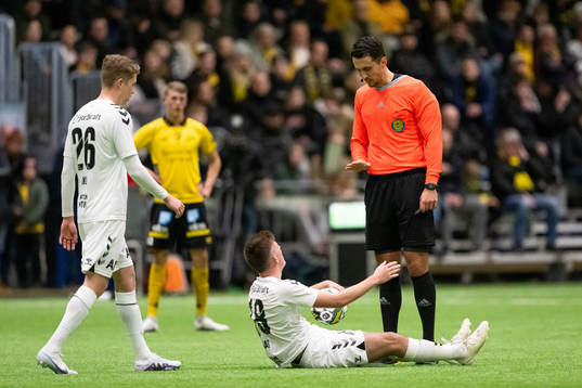 Odds Faniel Tewelde diskuterar med domare Adi Aganovic