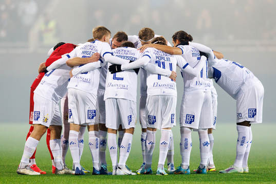 IFK Göteborgs spelare samlas innan fotbollsmatchen i Svenska Cupen mellan IFK Göteborg och Utsikten den 20 februari 2023 i Göteborg. 