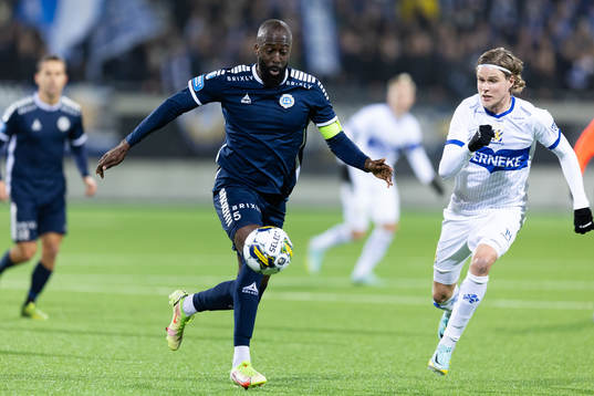 Utsiktens Ronald Mukiibi och IFK Göteborgs Gustaf Norlin