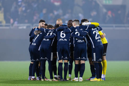 Utsiktens spelare samlade innan fotbollsmatchen i Svenska Cupen mellan IFK Göteborg och Utsikten den 20 februari 2023 i Göteborg. 
