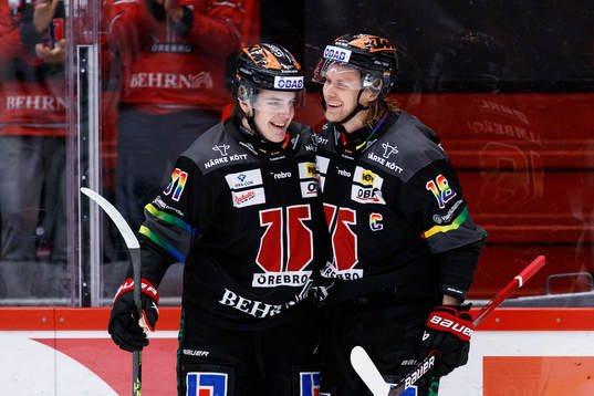Örebros Leo Carlsson jublar med Rodrigo Abols