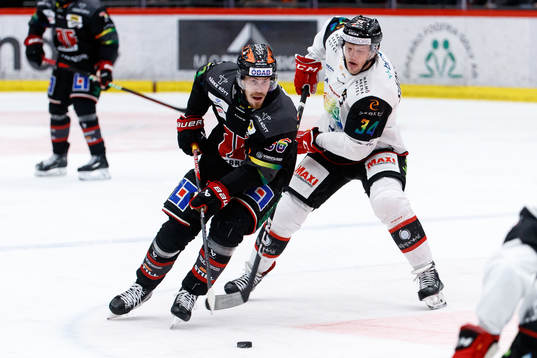 Örebros Emil Larsson och Malmö Redhawks Carl Söderberg