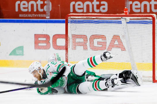 Rögles Vojtech Mozik täcker skott