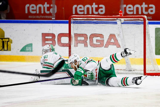 Rögles Vojtech Mozik täcker skott