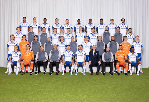  Theo Rask, Anton Eriksson, Stephen Bolma, Fritiof Hellichius, Dino Salihovic, Isak Ssewankambo, Yahya Kalley, Kojo Peprah Oppong, Jean Carlos de Brito, Kristoffer Khazeni. 3:e ledet från vänster: Jakob Ortmark, Koordinator Simon Larsson, Fystränare Jamie Steel, Ari Skúlason, Marcus Baggesen, Victor Lind, Vito Hammershöy-Mistrati, Fysioterapeut Kristoffer Karlsson, Läkare Peter Cratz, Laorent Shabani. 2:a ledet från vänster: Elvis Lindkvist, David Andersson, Idrottspsykolog Daniel Ekvall, Assisterande tränare & målvaktstränare Christian Tiritiello, Daniel Eid, Materialförvaltare Lennart Linder, Marco Lund, Läkare Bengt Janzon, Fysioterapeut Nicolas Santi Aguilar, Otto Lindell, Andri Lucas Gudjohnsen. Sittande från vänster: Arnór Sigurdsson, Wille Jakobsson, Assisterande tränare Martin Sjögren, Assisterande tränare Vedran Vucicevic, Arnór Traustason, Christoffer Nyman, Huvudtränare Glen Riddersholm, Assisterande tränare Fredrik Landén, Oscar Jansson, Maic Sema.
