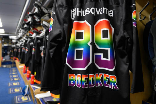 s klubbmärke i regnbågens färger i omklädningsrummet