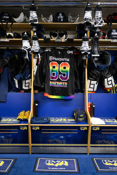 s klubbmärke i regnbågens färger i omklädningsrummet