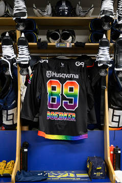 s klubbmärke i regnbågens färger i omklädningsrummet